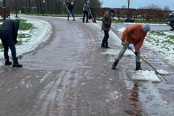 Burenkracht in actie: Parklaan ijsvrij gemaakt